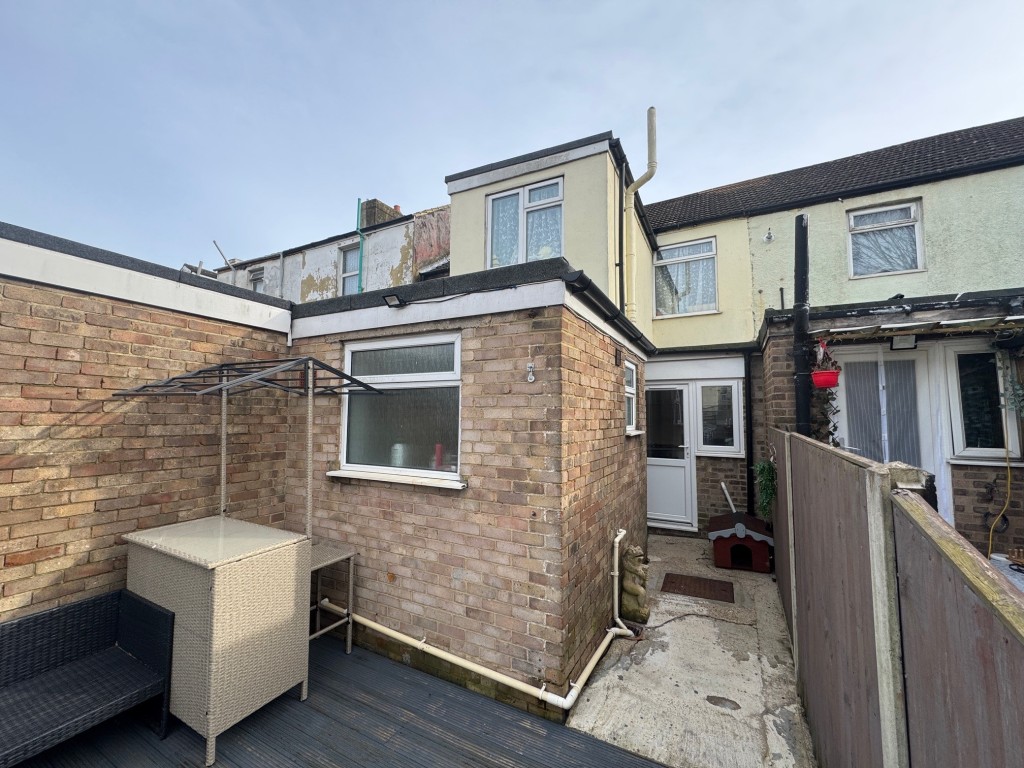 Lot: 137 - THREE-BEDROOM HOUSE FOR INVESTMENT - Rear elevation